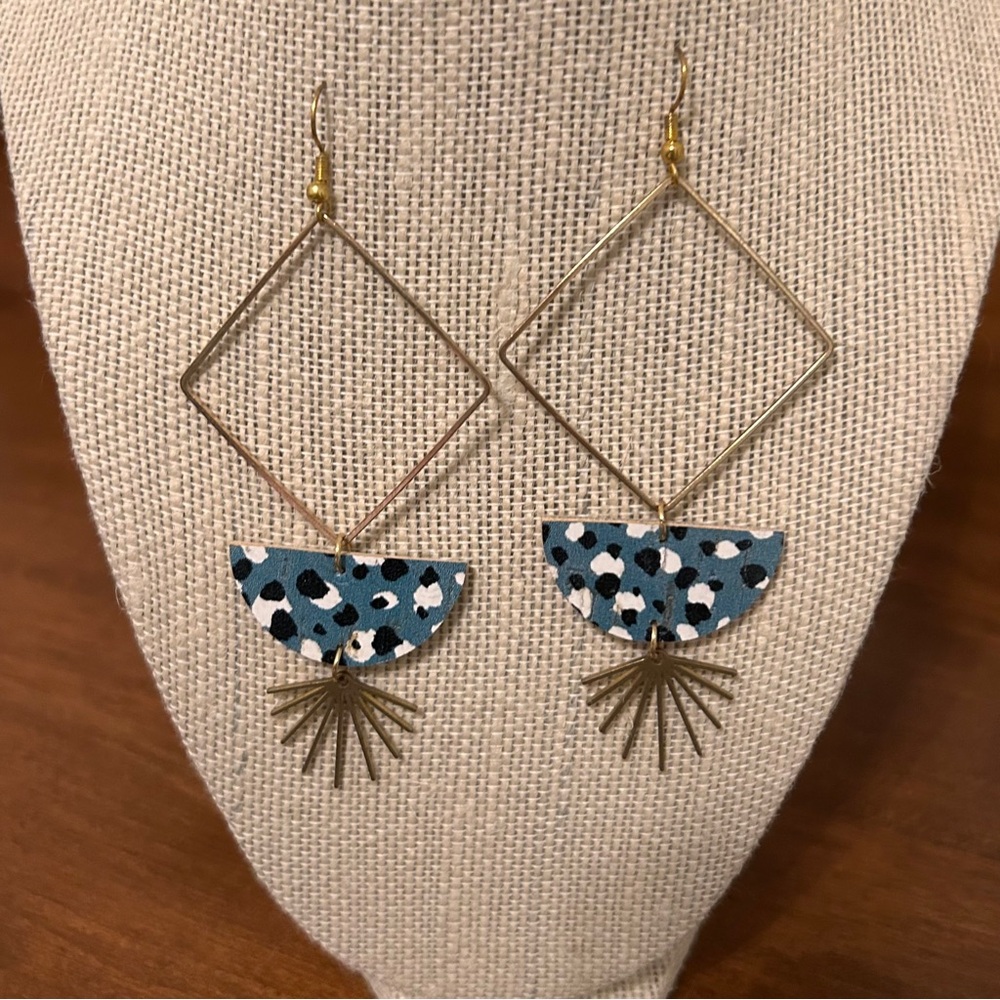 4” Never Worn Lightweight Dangle gold earrings local boutique‼️must bundle ‼️ - Picture 5 of 8